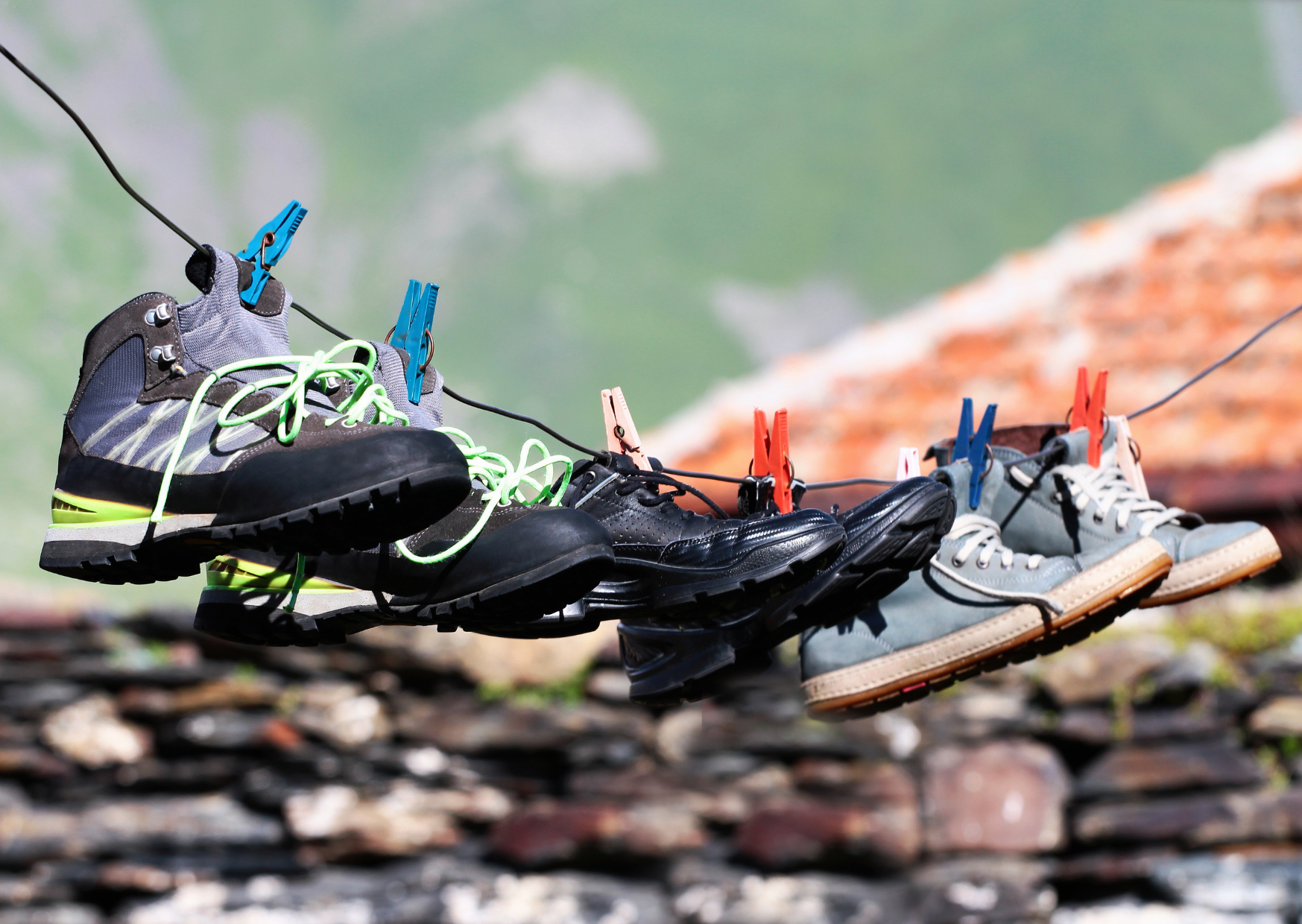 schoenen die aan de waslijn hangen om te drogen